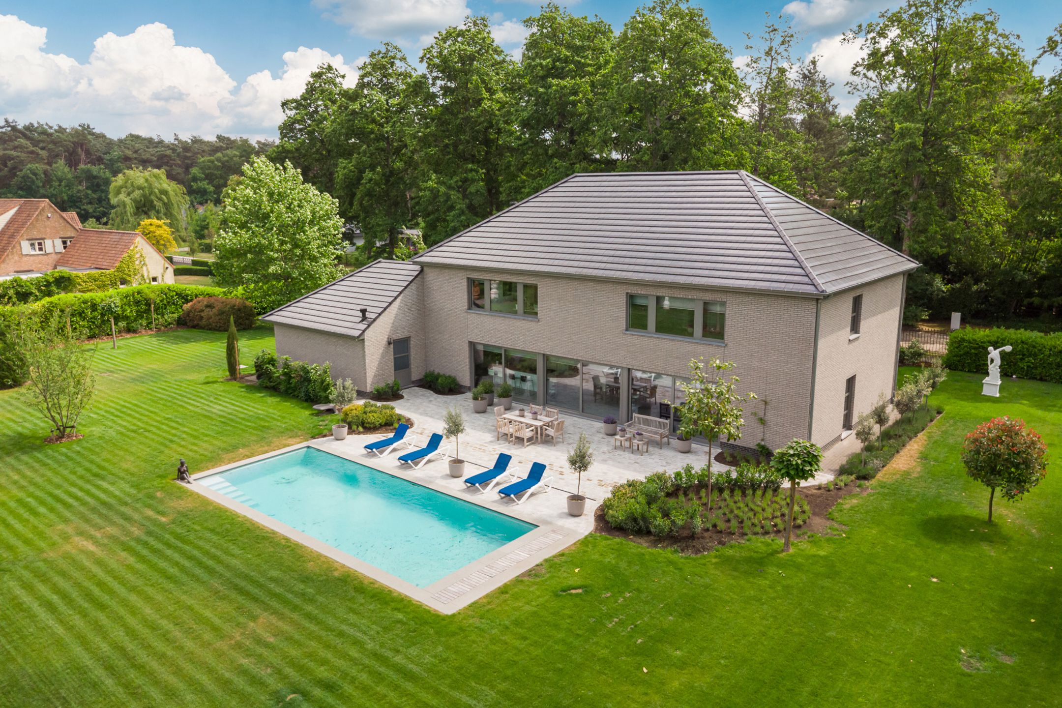 BRASSCHAAT - Moderne en vrijstaande villa met zwembad foto {{pictureIndex}}