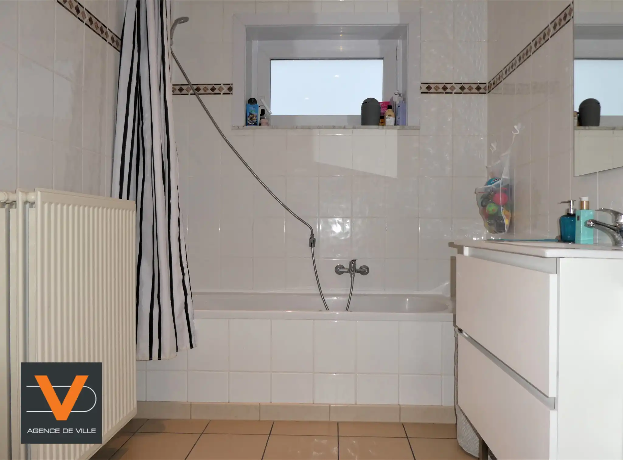 Prachtige koppelwoning met zonnig terras van 16m² en 2 autostaanplaatsen. Veel lichtinval door de grote ramen. foto 11