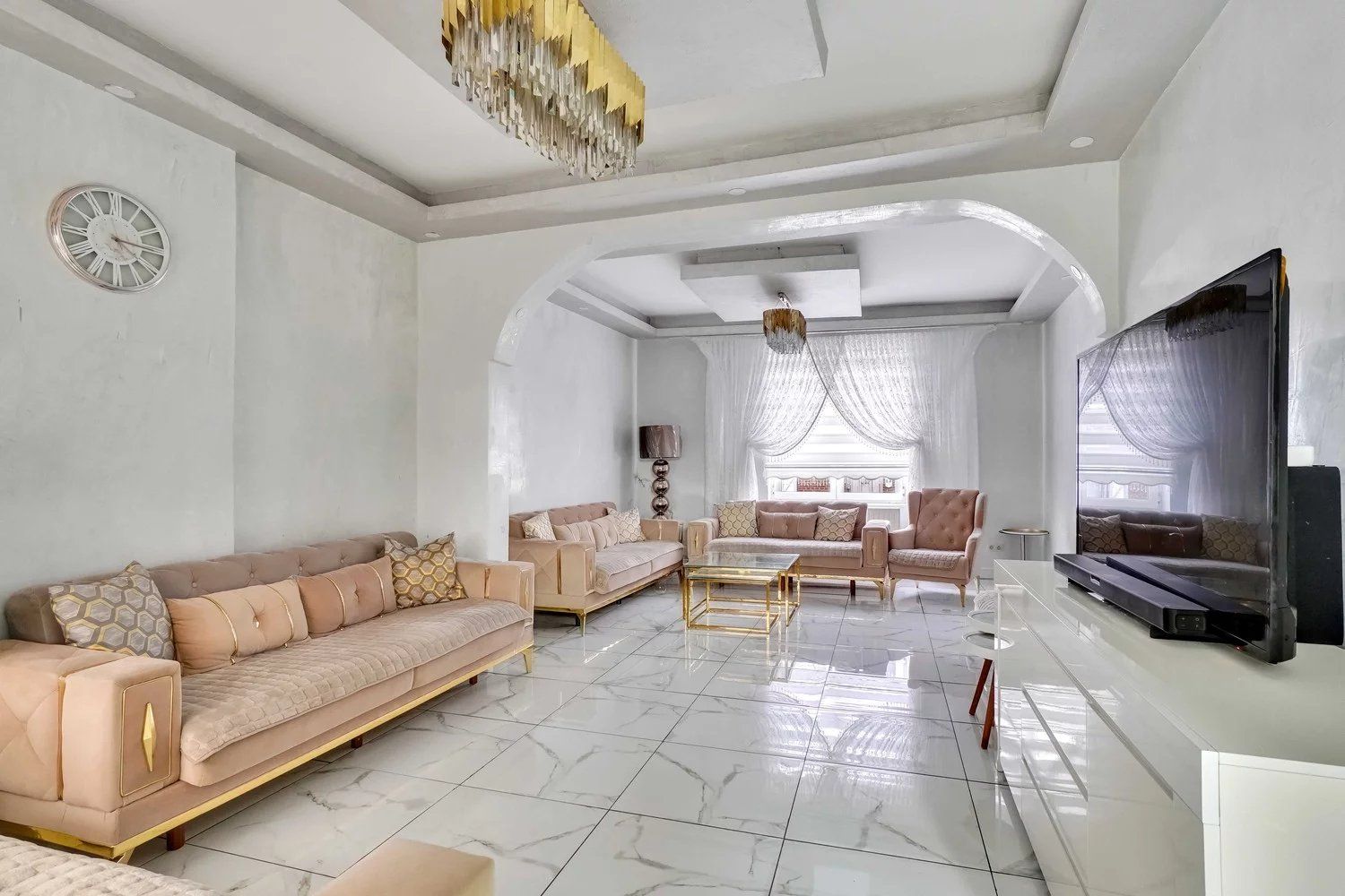 Gerenoveerde gezinswoning met vier slaapkamers foto 2