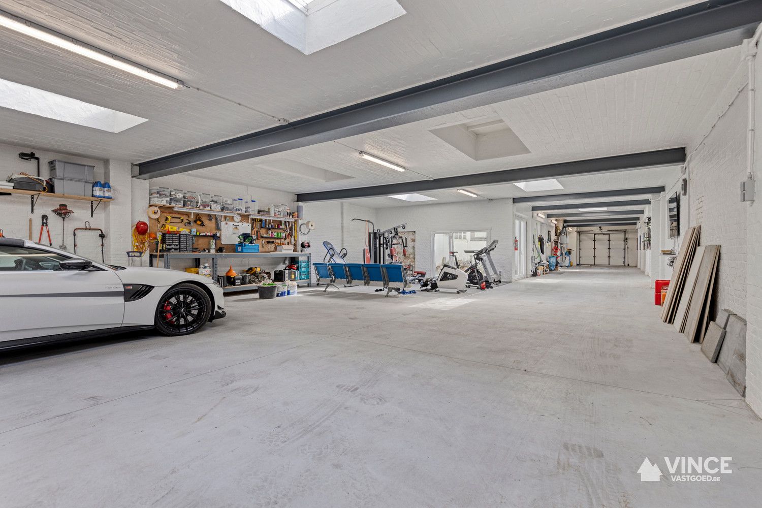 Woning met ruim magazijn foto 4
