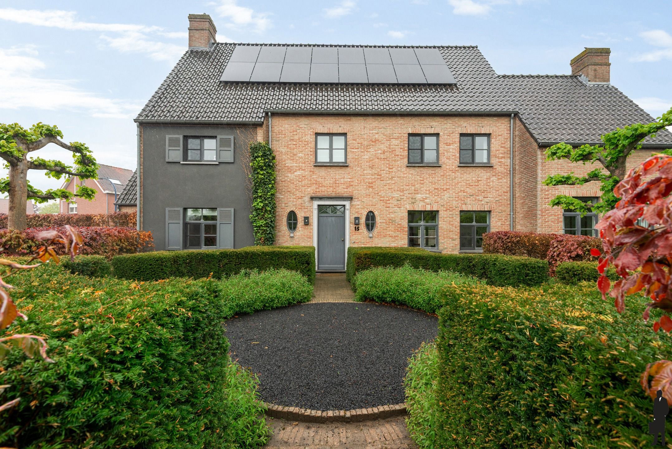 Prachtige villa met 5 ruime slaapkamers & veel parkeerplaats foto {{pictureIndex}}