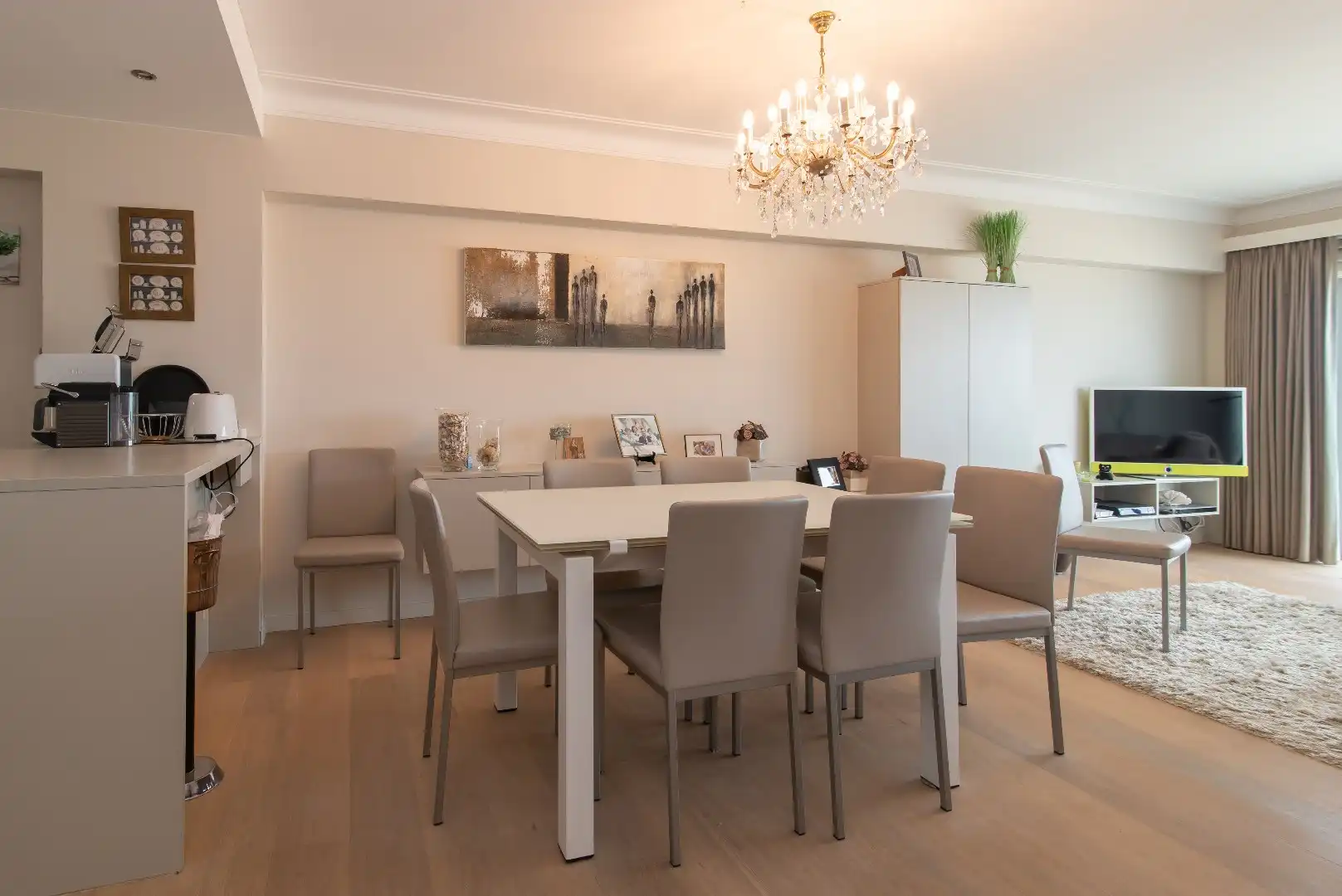 Prachtig gerenoveerd doorloopappartement met 2 slaapkamers foto 3