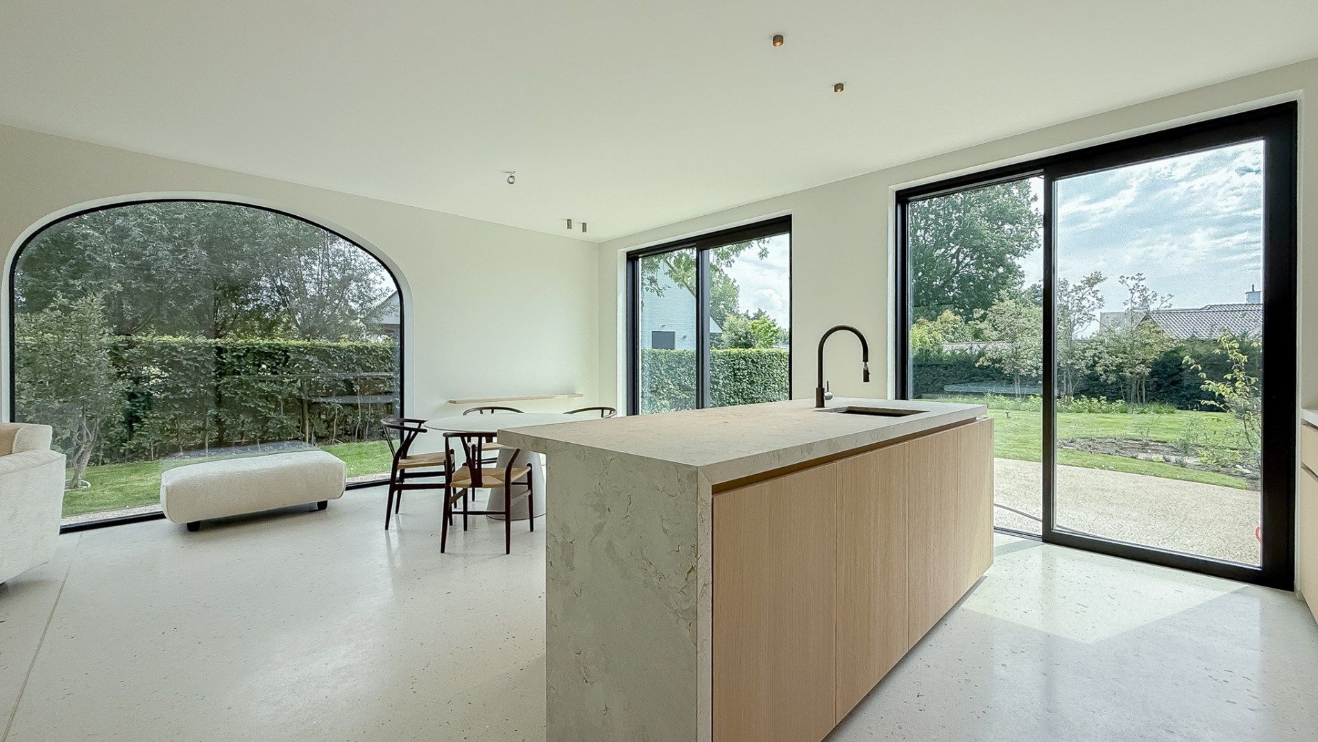 Nieuwbouw onder registratierechten! Villa met zonovergoten leefruimtes en een tijdloos design foto 2