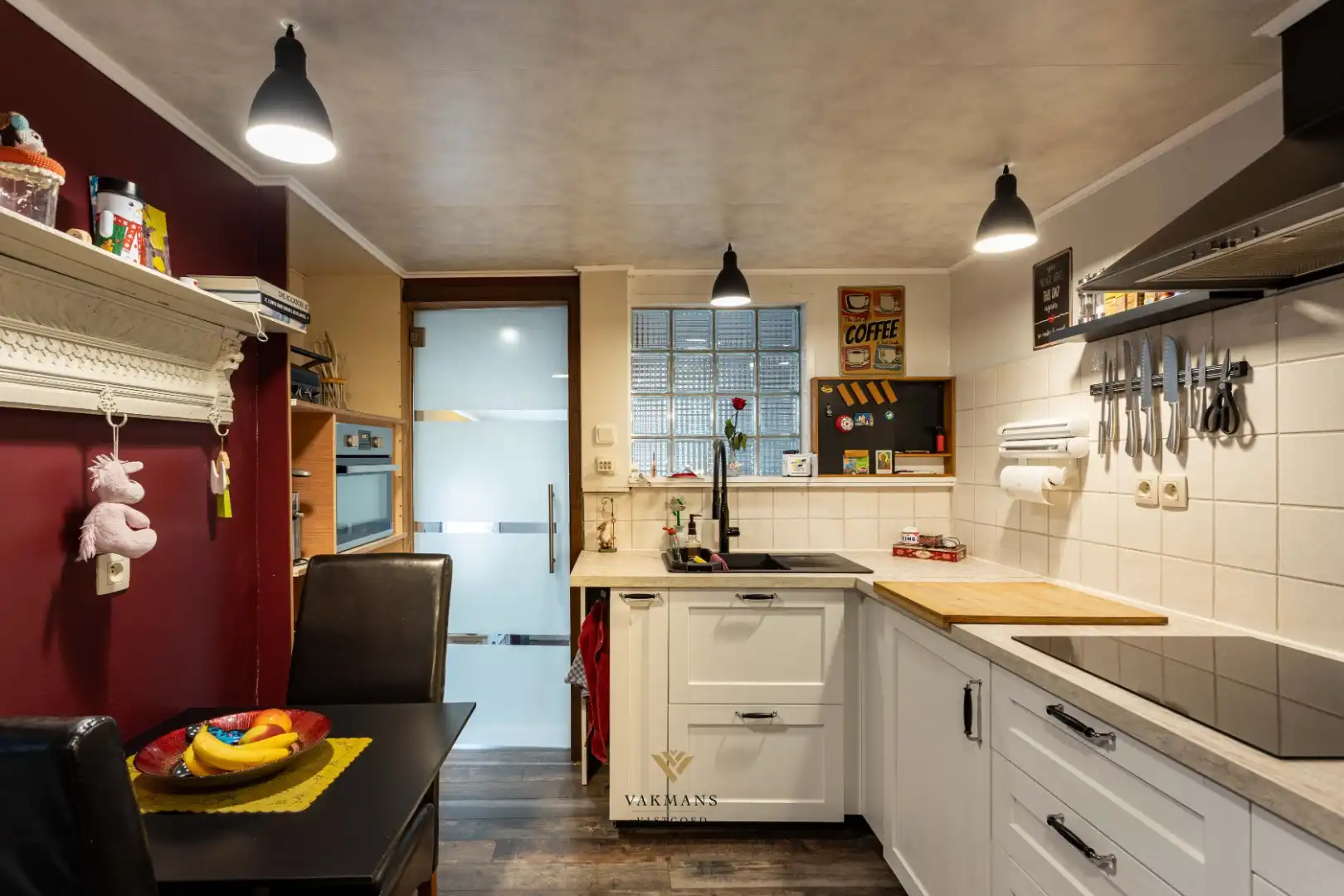 Ruime alleenstaande woning met garage in heuvelachtige omgeving foto 23