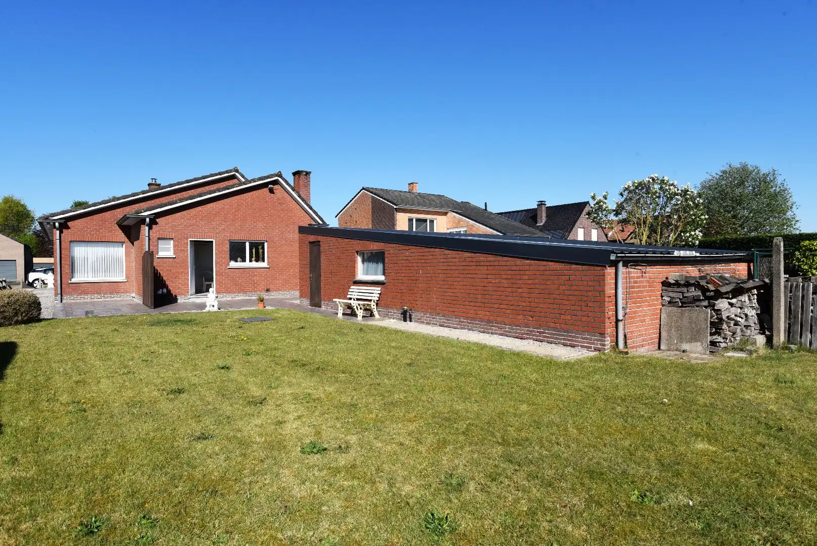 Grondig te renoveren woning  mooi gelegen te Adegem foto 2