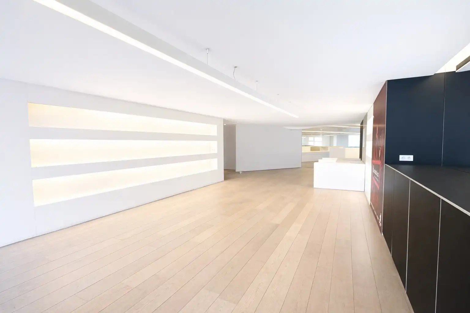 Handelspand: winkel / kantoor, instapklaar, (300 m²), mét parking, Torhout foto 5