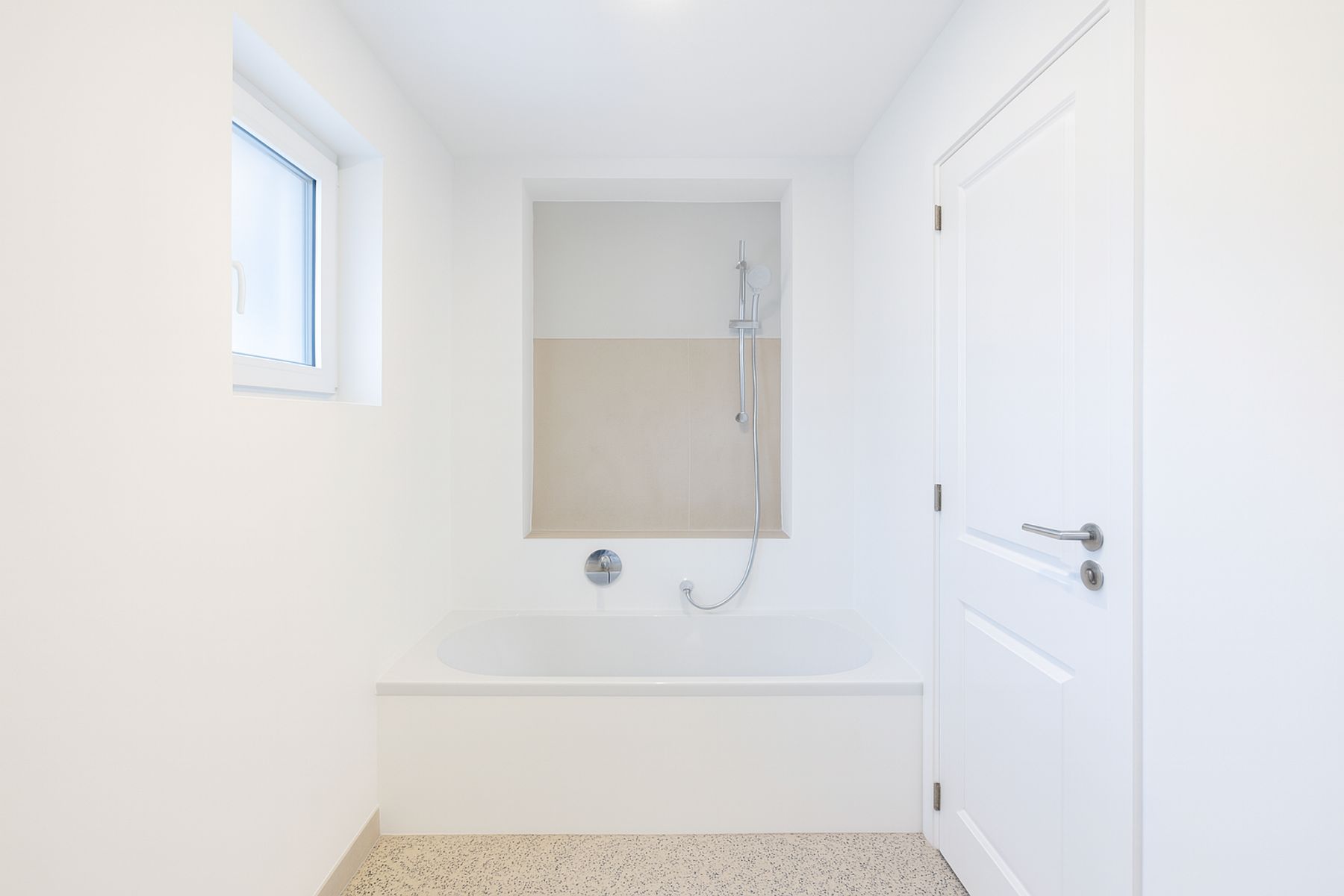 Verder te renoveren woning met drie slaapkamers te Smetlede! foto 8