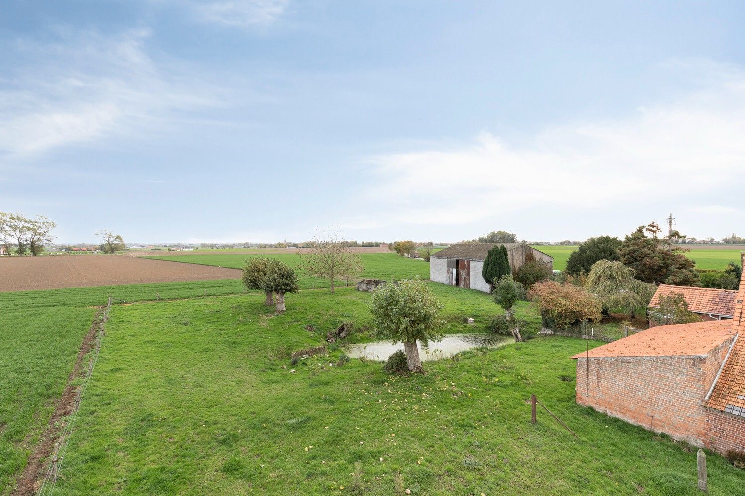 Beveren aan de IJzer: Charmant en historisch hoevetje met woonhuis, diverse stallingen, loods en weide op 3.967m² totale grondopp. foto 21