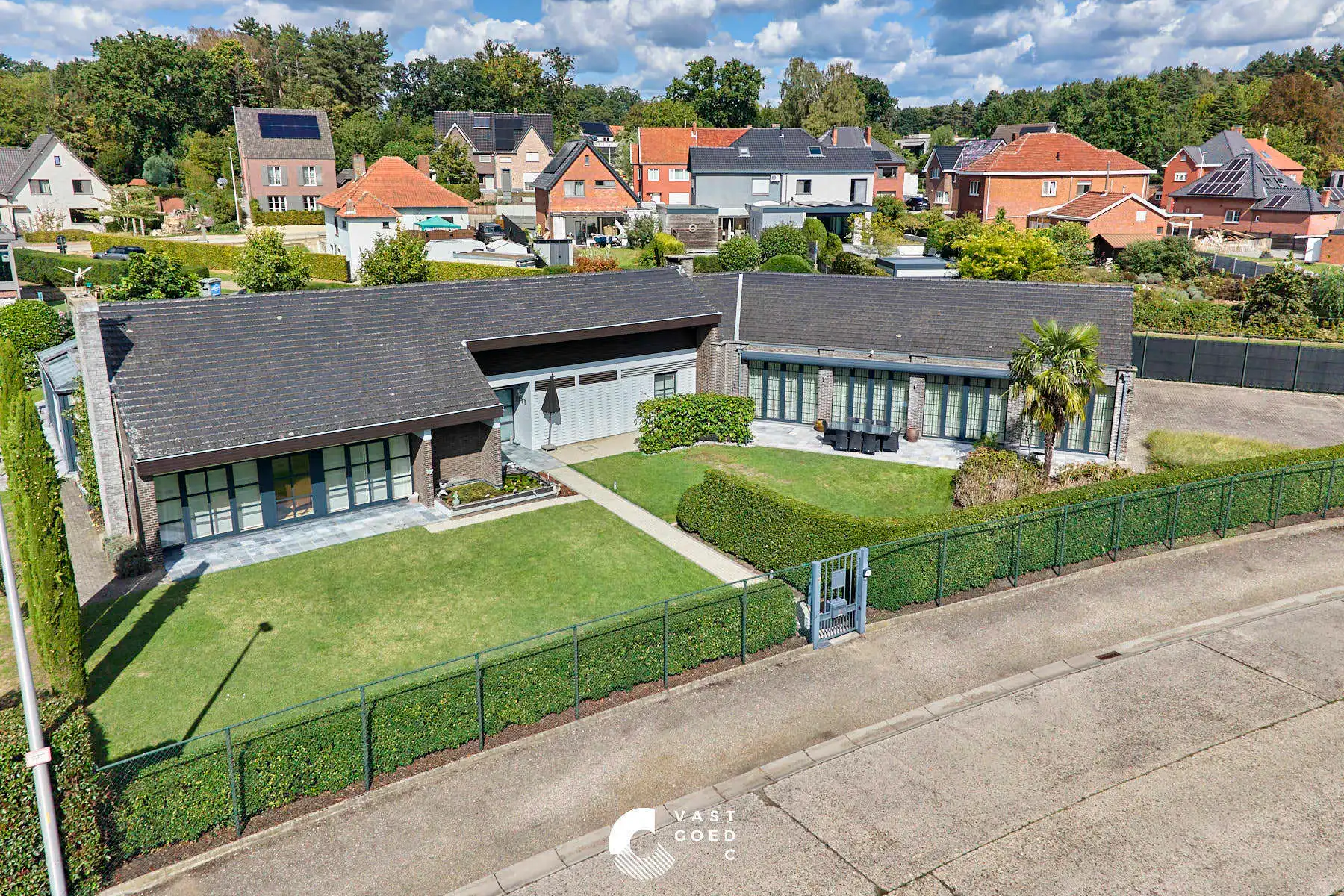 Hoofdfoto van de publicatie: Villa te koop