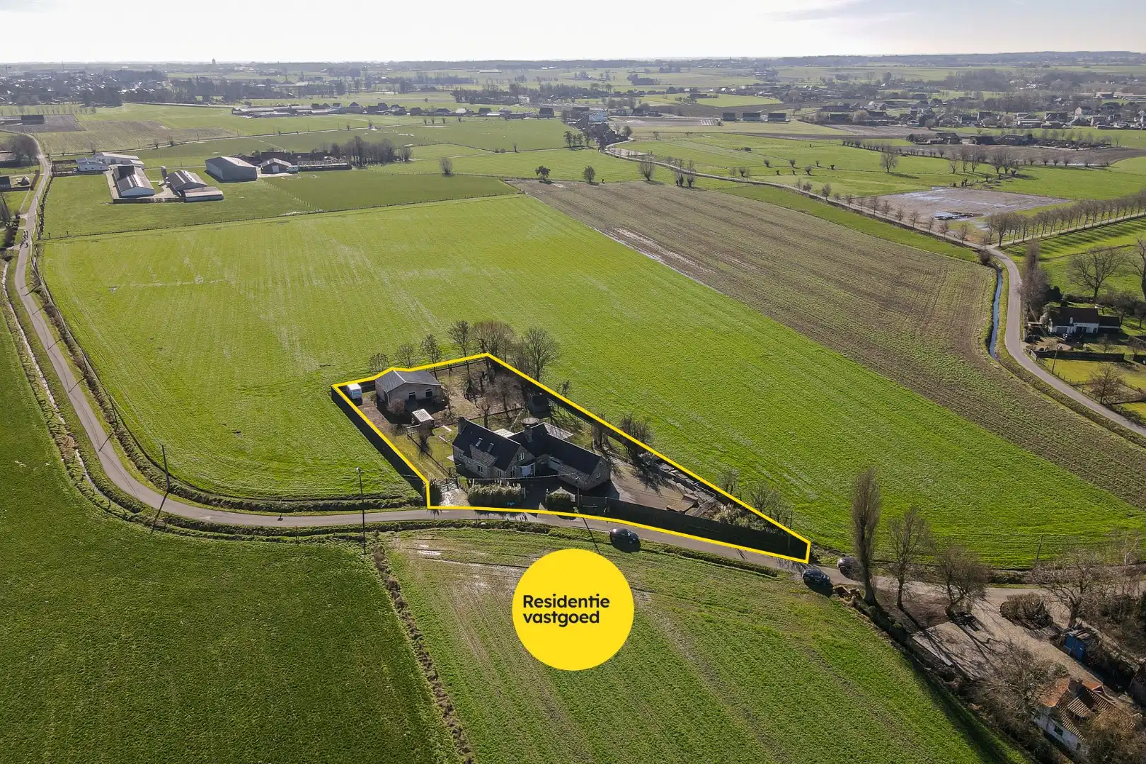 Landelijk gelegen villa met loods in Aartrijke foto {{pictureIndex}}