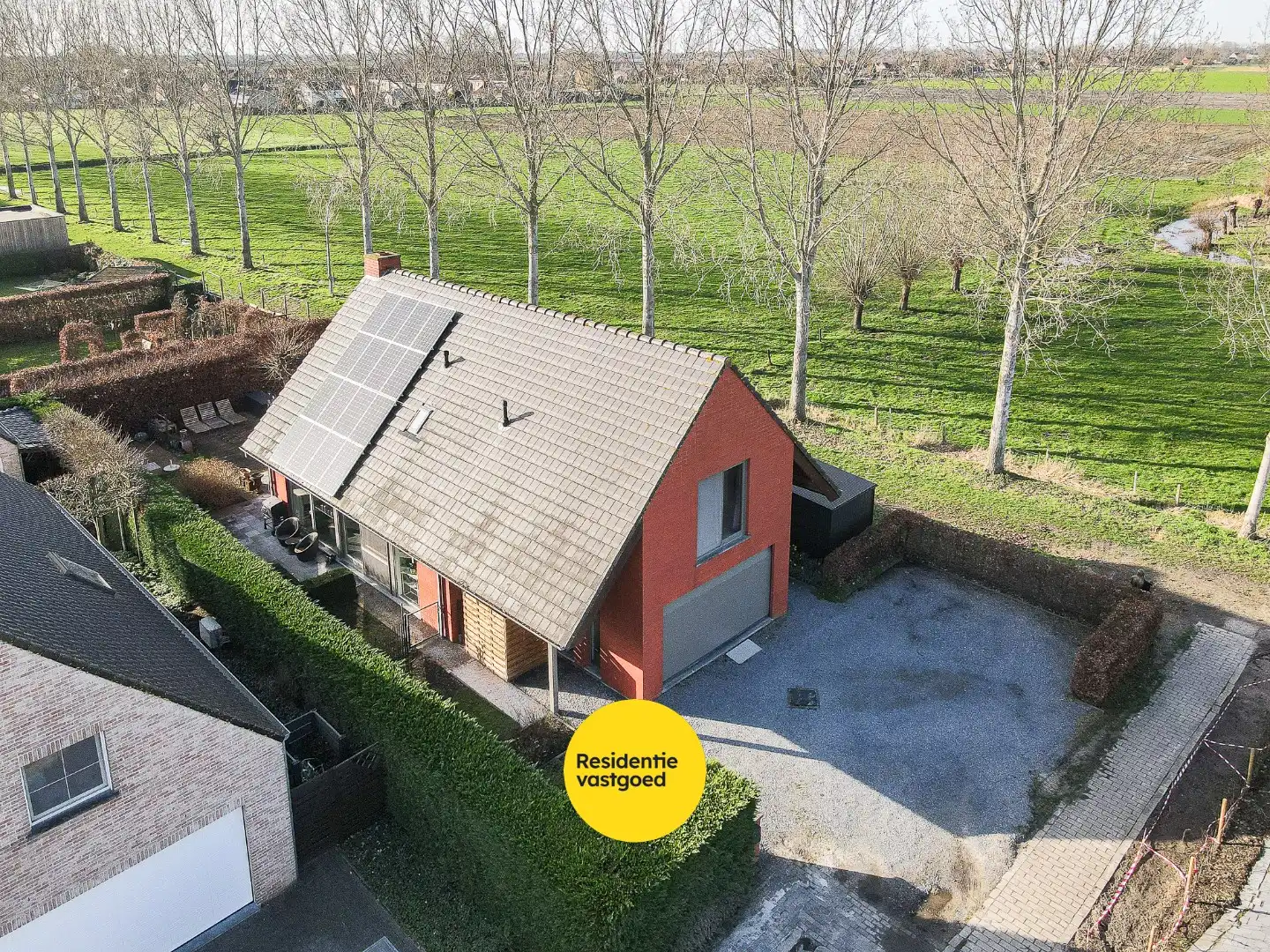 Ruime gezinswoning in doodlopende straat foto {{pictureIndex}}