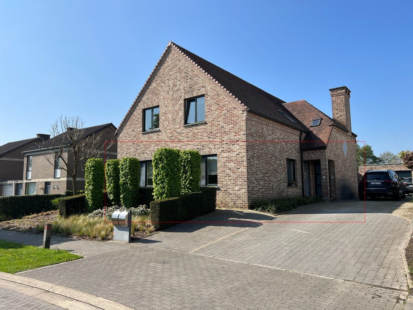 Luxueus gelijkvloers appartement met 3 slaapkamers, tuin en garage foto {{pictureIndex}}