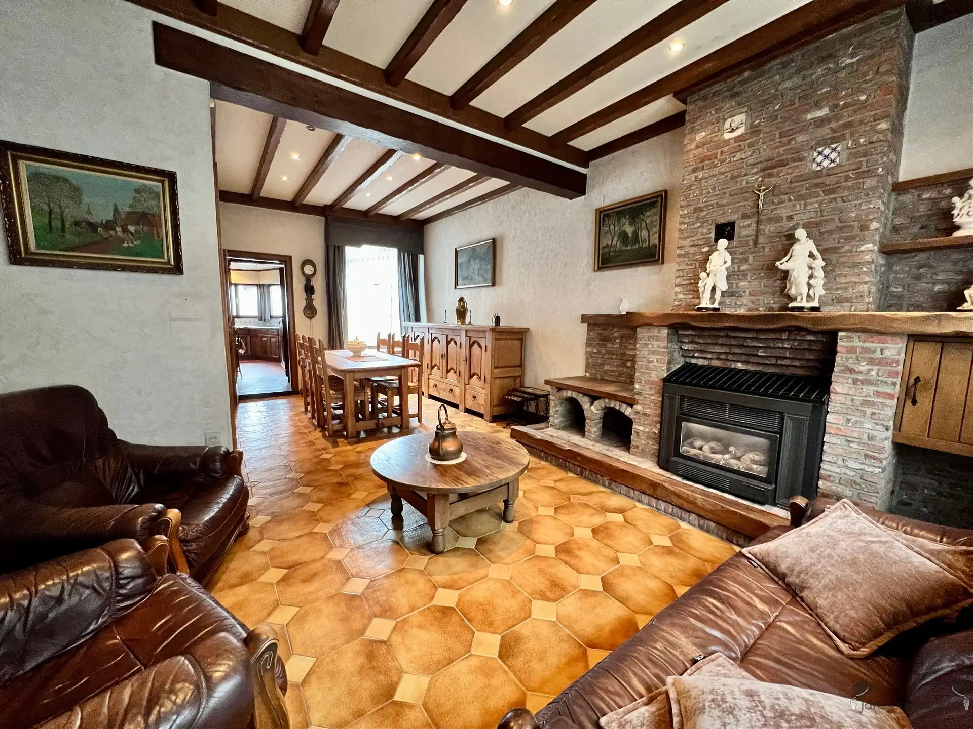 Te renoveren rijwoning met authentieke gevel foto 2