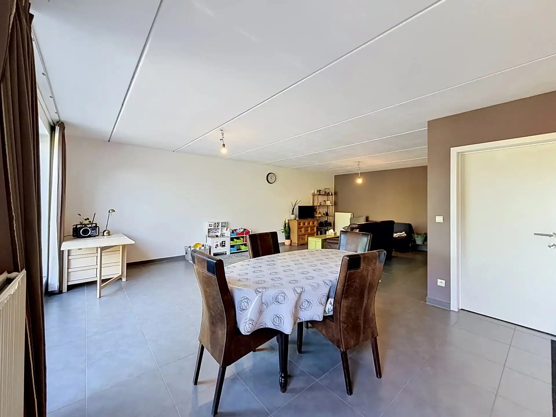 Ruim appartement met 2 slaapkamers, groot terras en staanplaats. foto 6