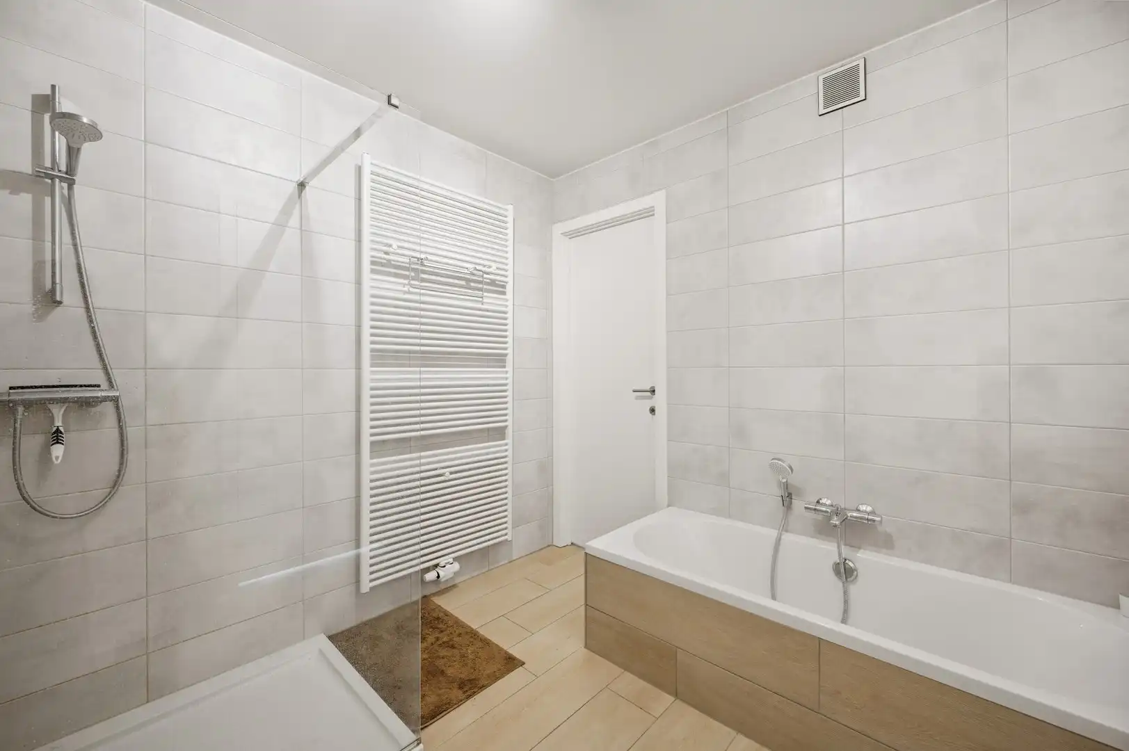 Modern 1-slaapkamerappartement met terras foto 13