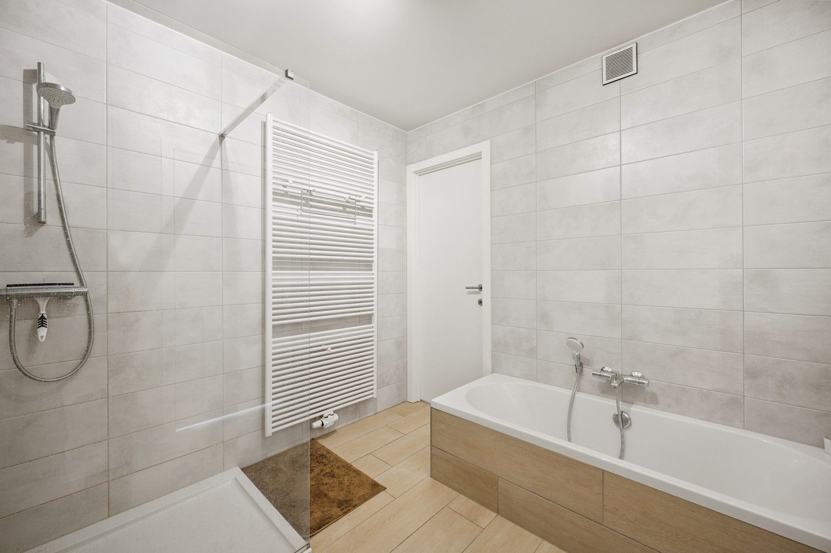 Modern 1-slaapkamerappartement met terras foto 13