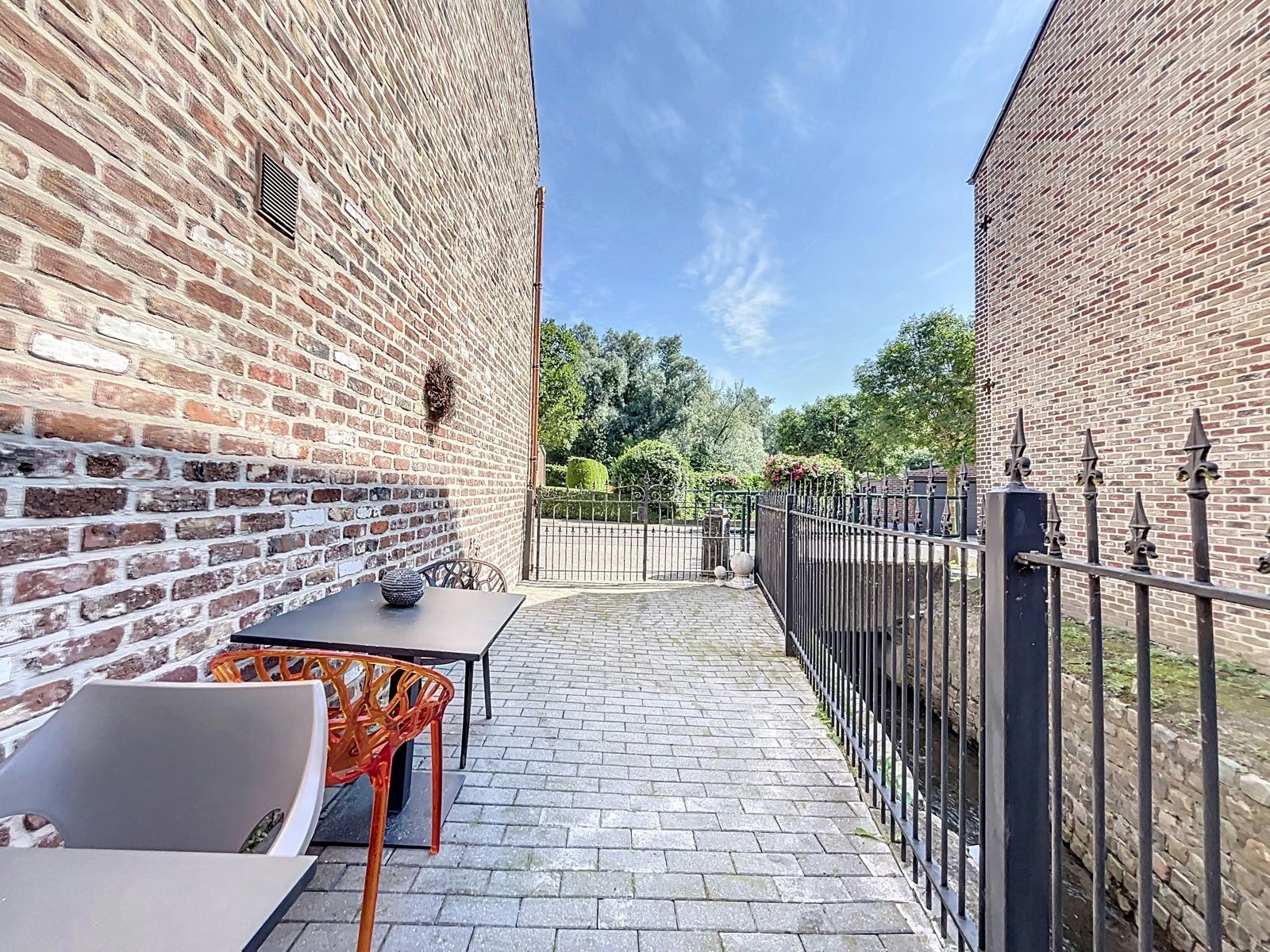 Ruime woning met 4 slpks - tuin en hangaar foto 19