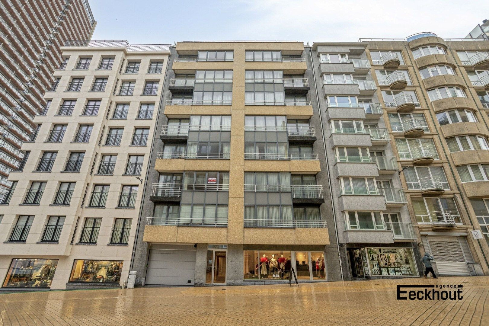 Instapklaar 2 slaapkamer appartement met lateraal zeezicht foto {{pictureIndex}}