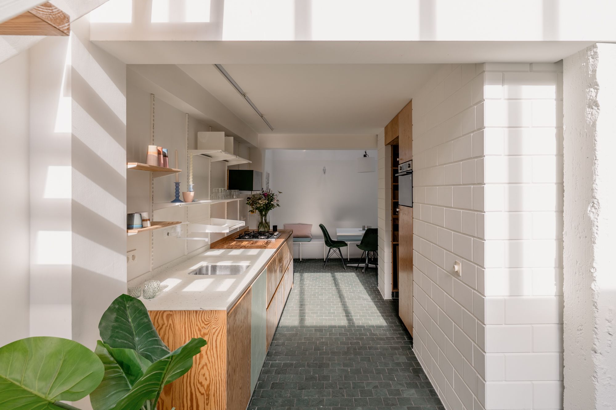 Glass loft-style house uit 2012 in een al even vernieuwde wijk, Damtwerpen foto {{pictureIndex}}