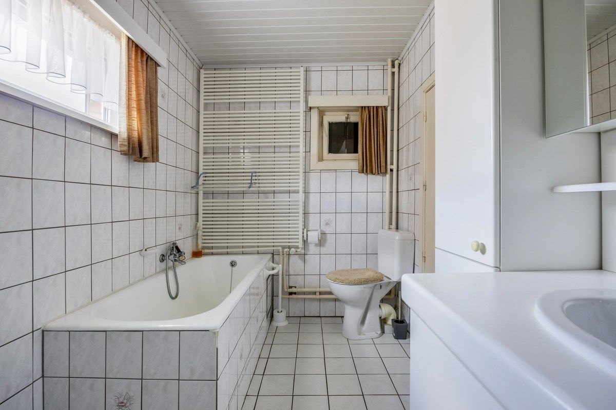 Ruim ingedeelde woning met 3slpks op een gunstige ligging. foto 12