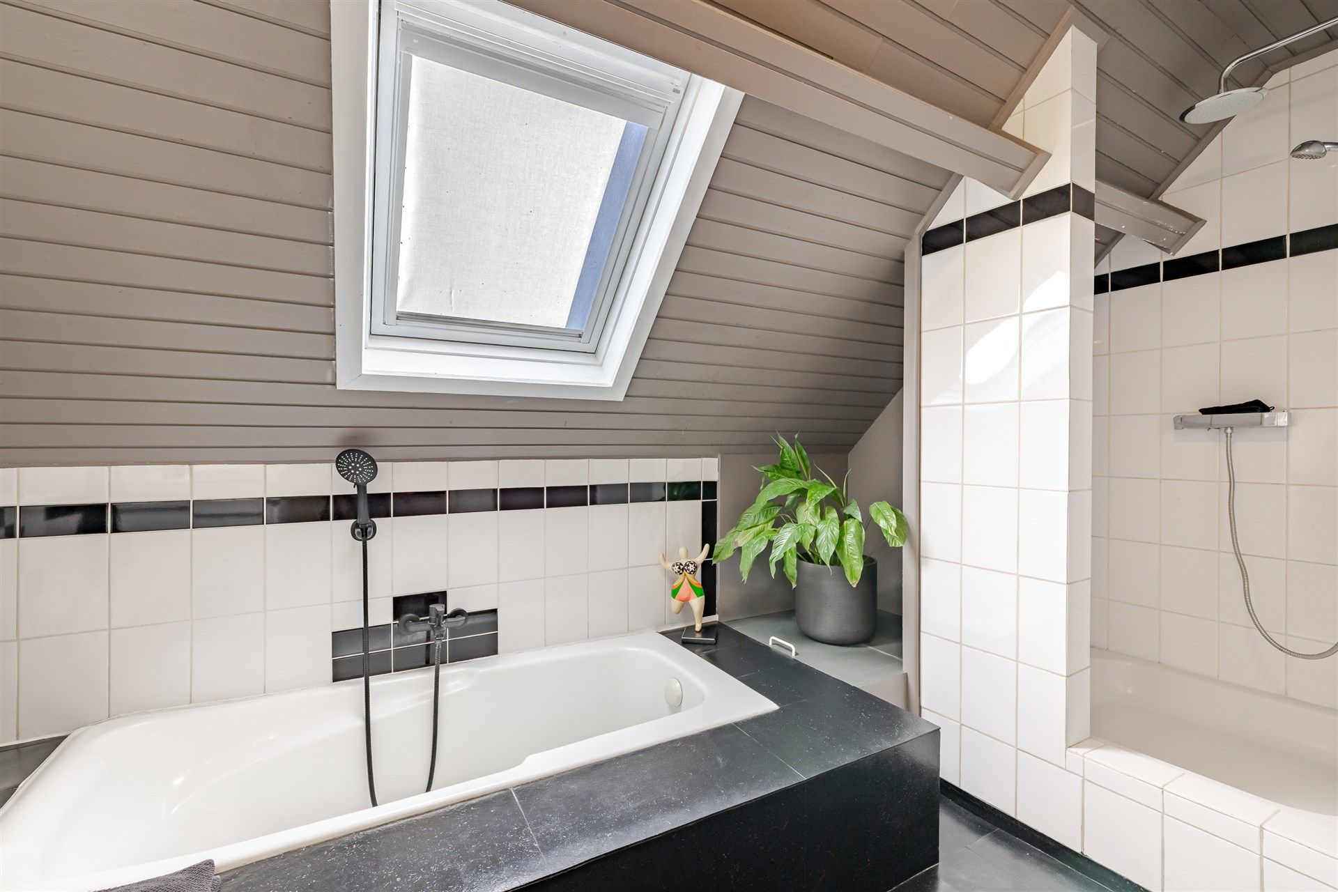 Prachtig winkelpand met duplex op groot perceel foto 21