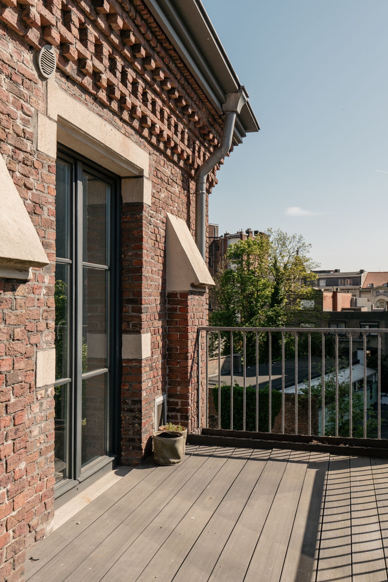 Eigen voordeur en 2 verdiepingen: appartement dat aanvoelt als een woning aan het populaire Professor Claraplein foto 6