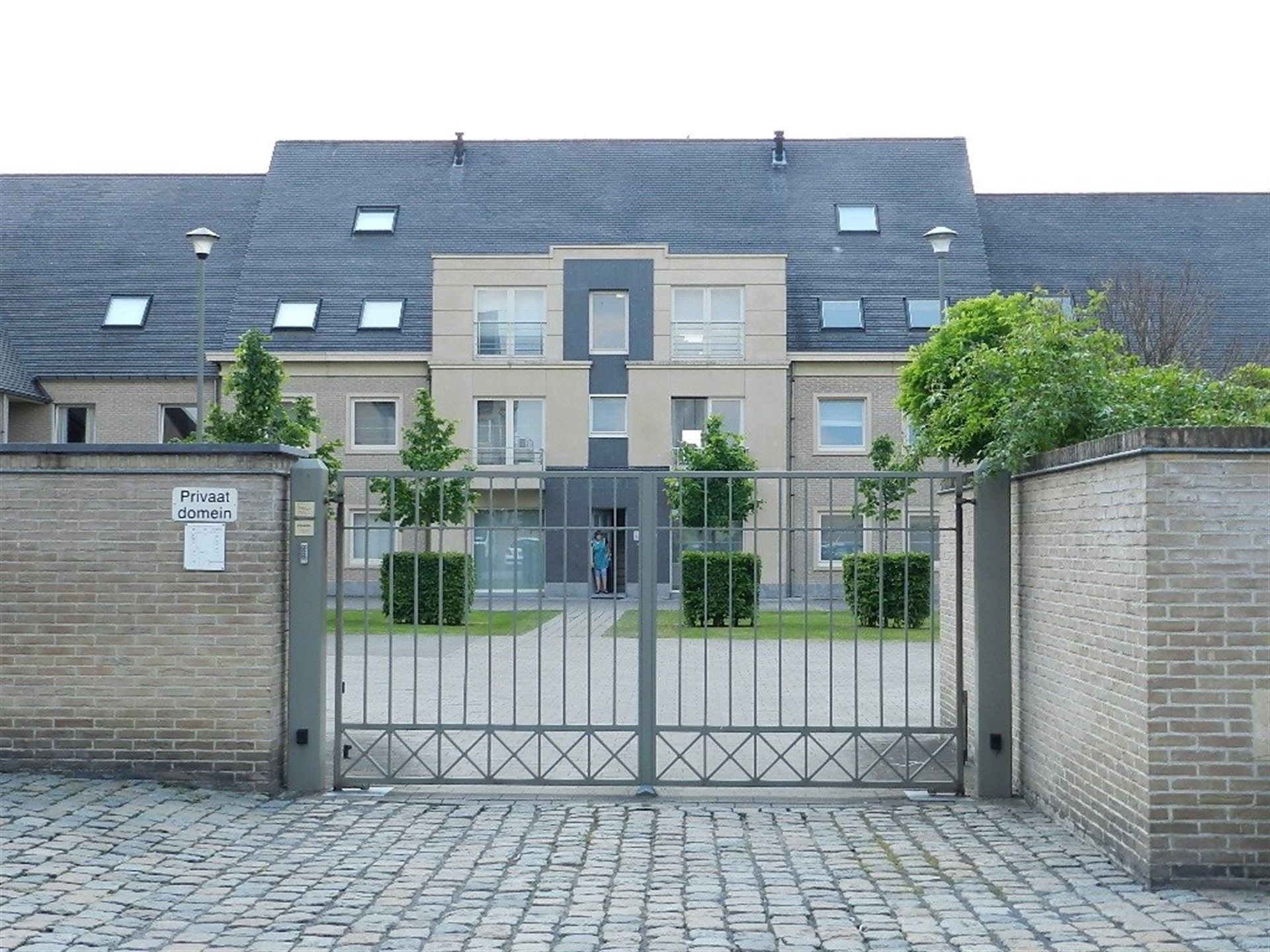Rustig gelegen ruim gelijkvloers appartement in afgesloten privé domein . foto {{pictureIndex}}