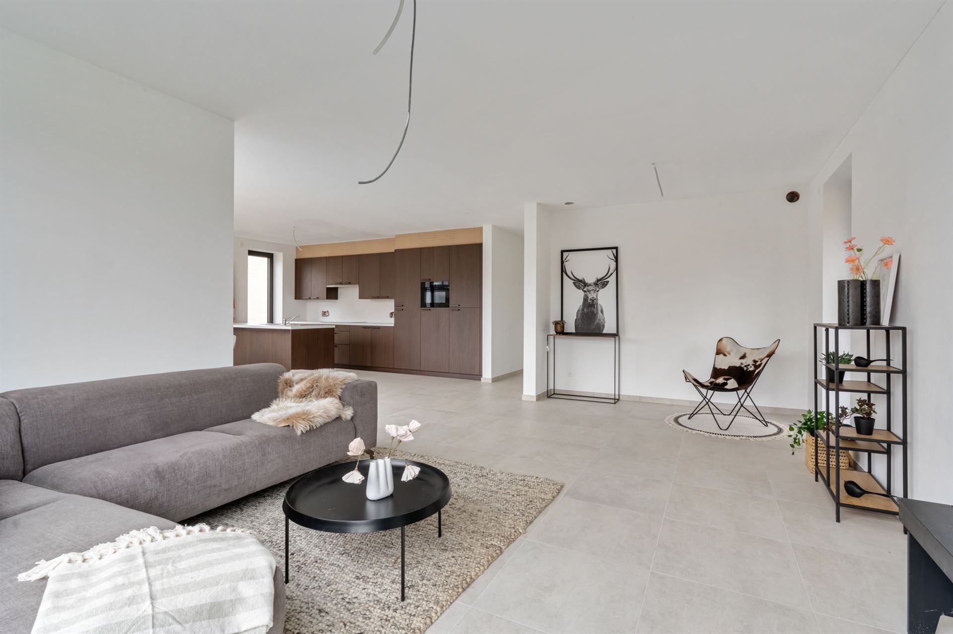 Gelijkvloerse woning met carport en tuin. foto 5