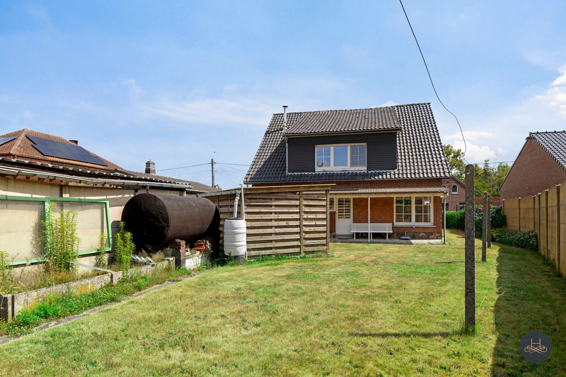 Te renoveren ruime woning met grote tuin en terras foto 22