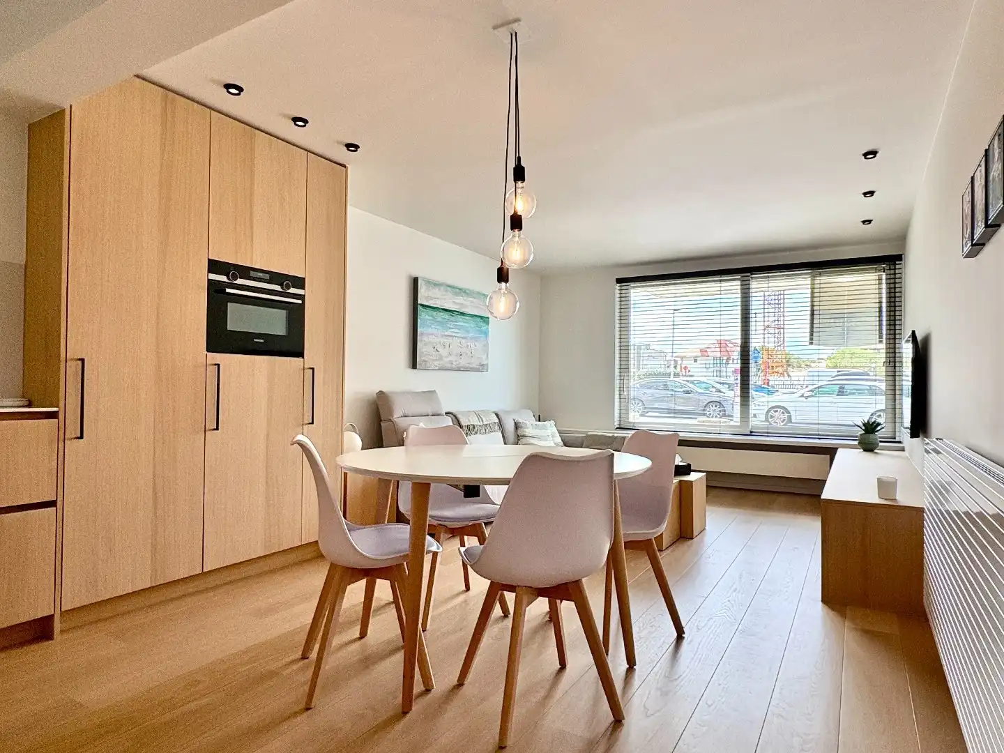 Recent gerenoveerd twee-slk-appt om de hoek van het strand. foto {{pictureIndex}}