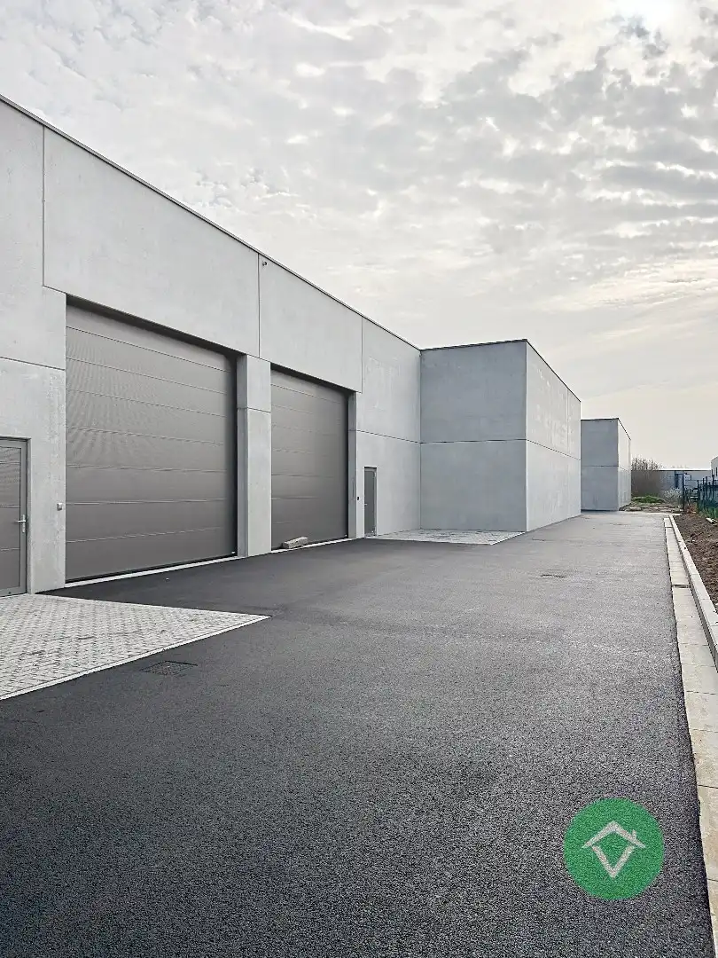 Nieuwbouw loods KMO-UNIT te koop – 256 m² met 1 parkeerplaats inbegrepen op de industriezone te Aartrijke foto 2