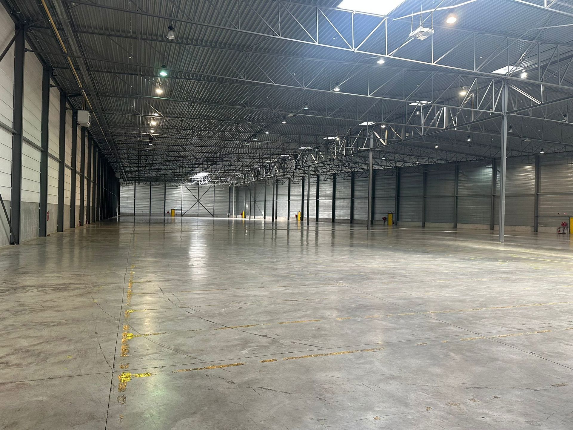 Te Huur Logistiek Magazijn + Kantoor in de Transportzone van Meer foto 2