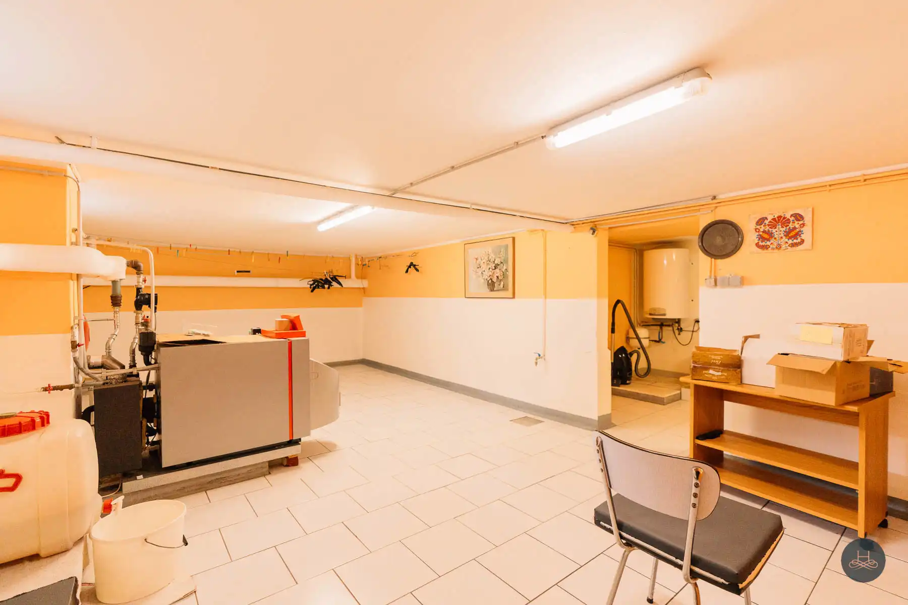 Charmante open bebouwing met grote garage en groene tuin foto 18