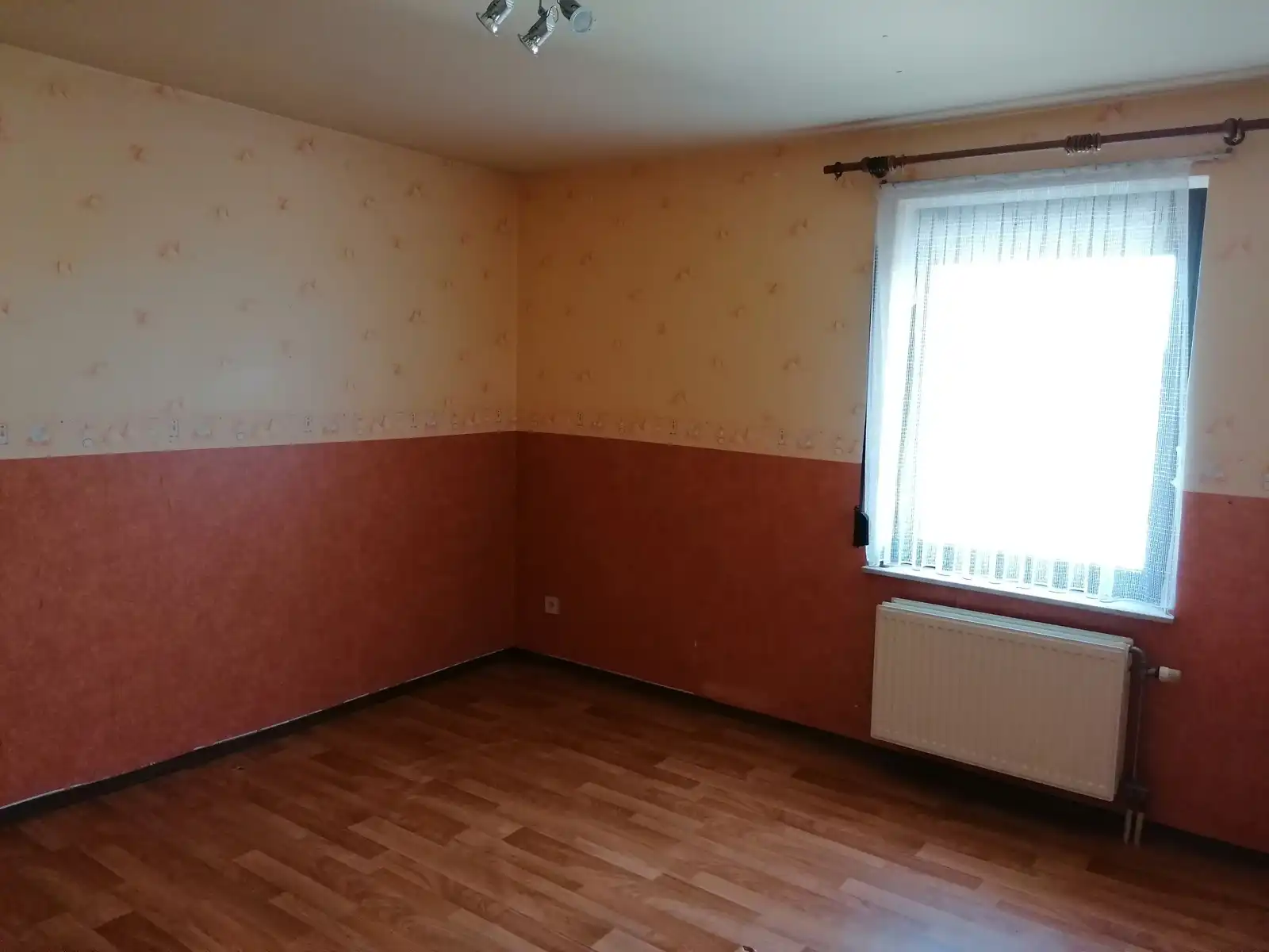 Handelspand met woonst, showroom, loods en parking foto 17