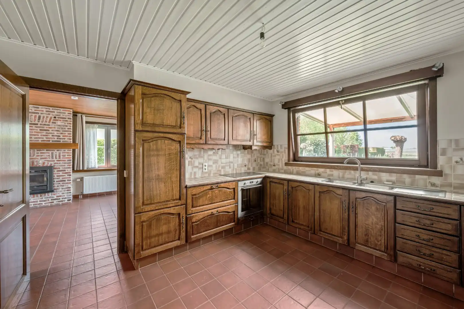 Instapklare open woning met 3 slaapkamers, garage, carport en tuin in Roeselare foto 8