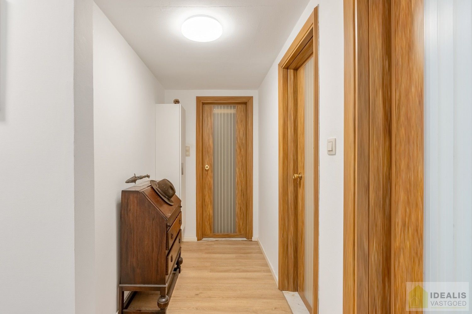 IDEALIS VASTGOED - APPARTEMENT PAL IN  HET CENTRUM VAN HAMONT! Dit appartement omvat 60m² netto bewoonbare oppervlakte en is voorzien van een lichtrijke woonkamer met aansluitend een uitgeruste keuken, nachthal, badkamer, slaapkamer en berging!! Zeer geschikt voor kandidaten op zoek naar een instapklaar appartement in het stadscentrum van Hamont! foto 8