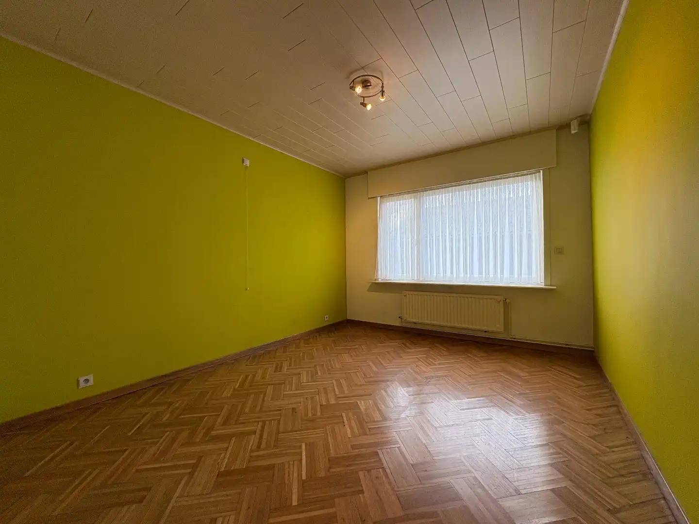 Ruime en goed onderhouden bungalow met zonnige tuin– Elverdinge dorpskern. Opp: 884m². foto 12