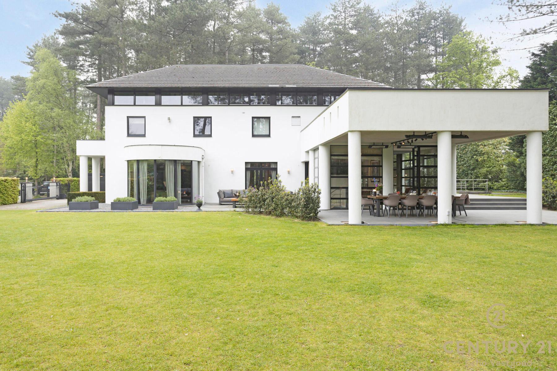 Villa met binnenzwembad en COMPLETE wellness op ca 2590m² foto 1