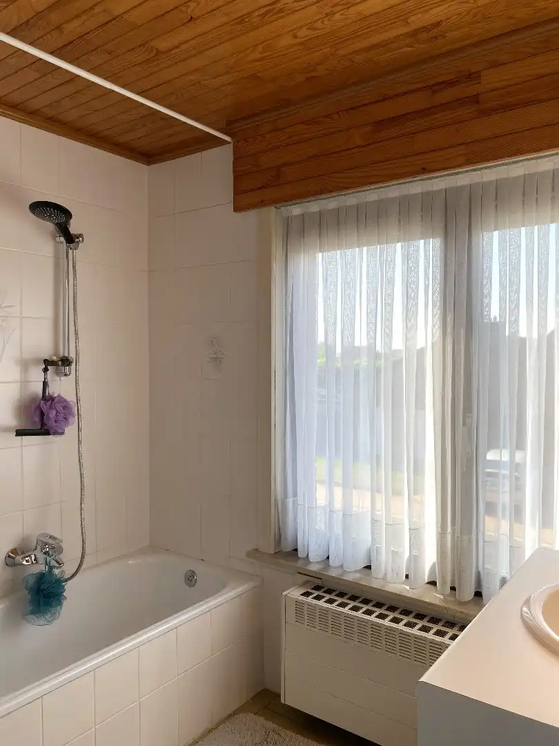 RUIME RUSTIG GELEGEN WONING MET PRACHTIG AANGELEGDE TUIN  foto 9