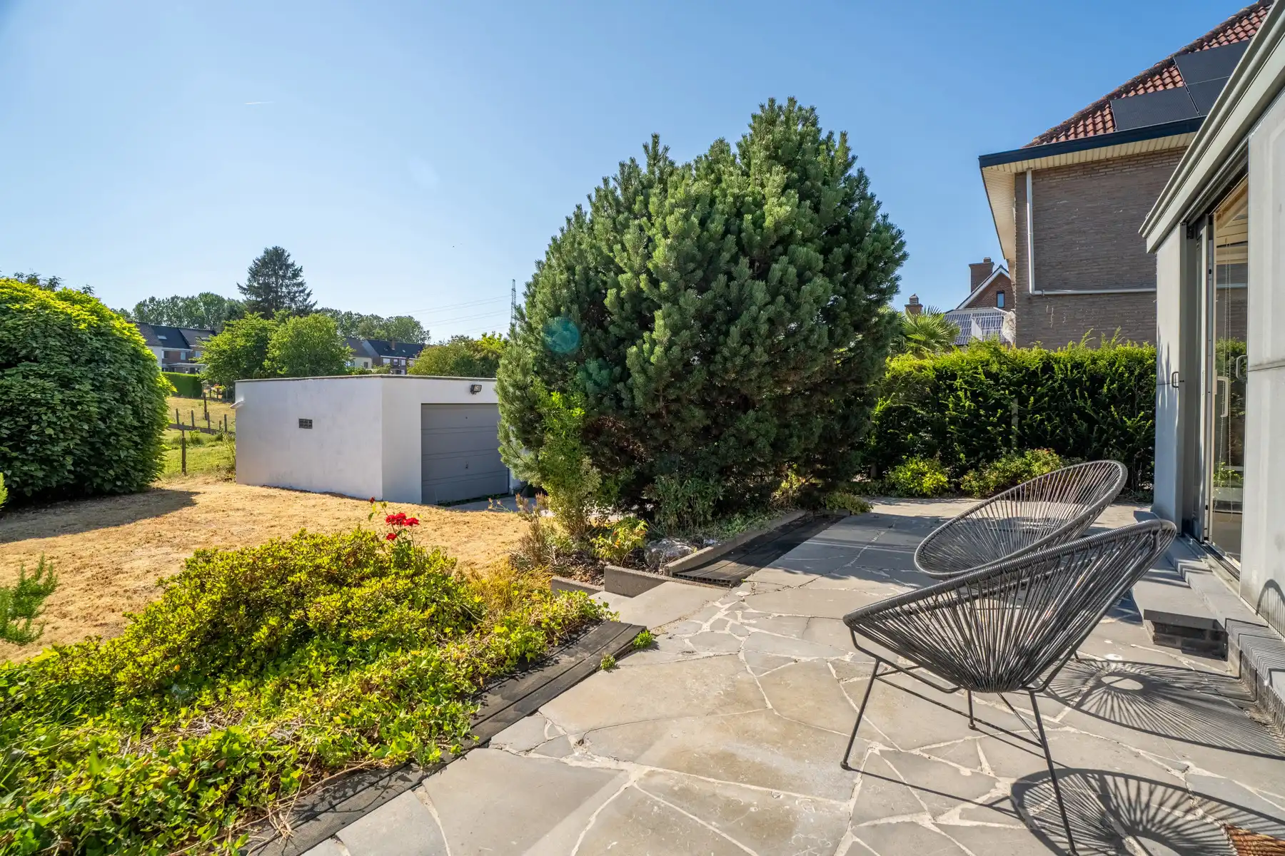 Halfopen woning met tuin, garage en oprit foto 11