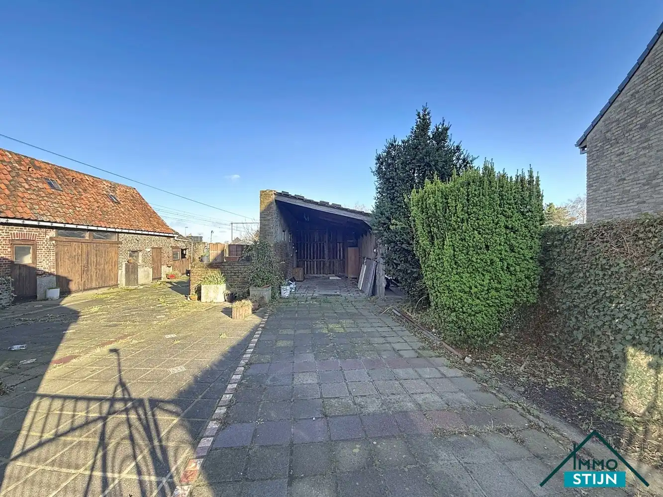 Ruime te renoveren woning met veel potentieel foto 16