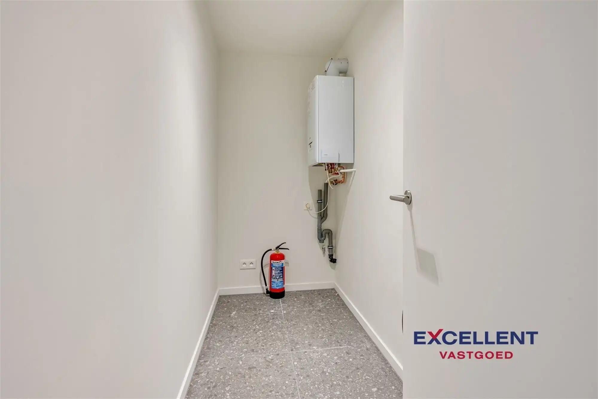 Volledig gerenoveerd 2-slaapkamer appartement centrum Deinze te huur foto 6