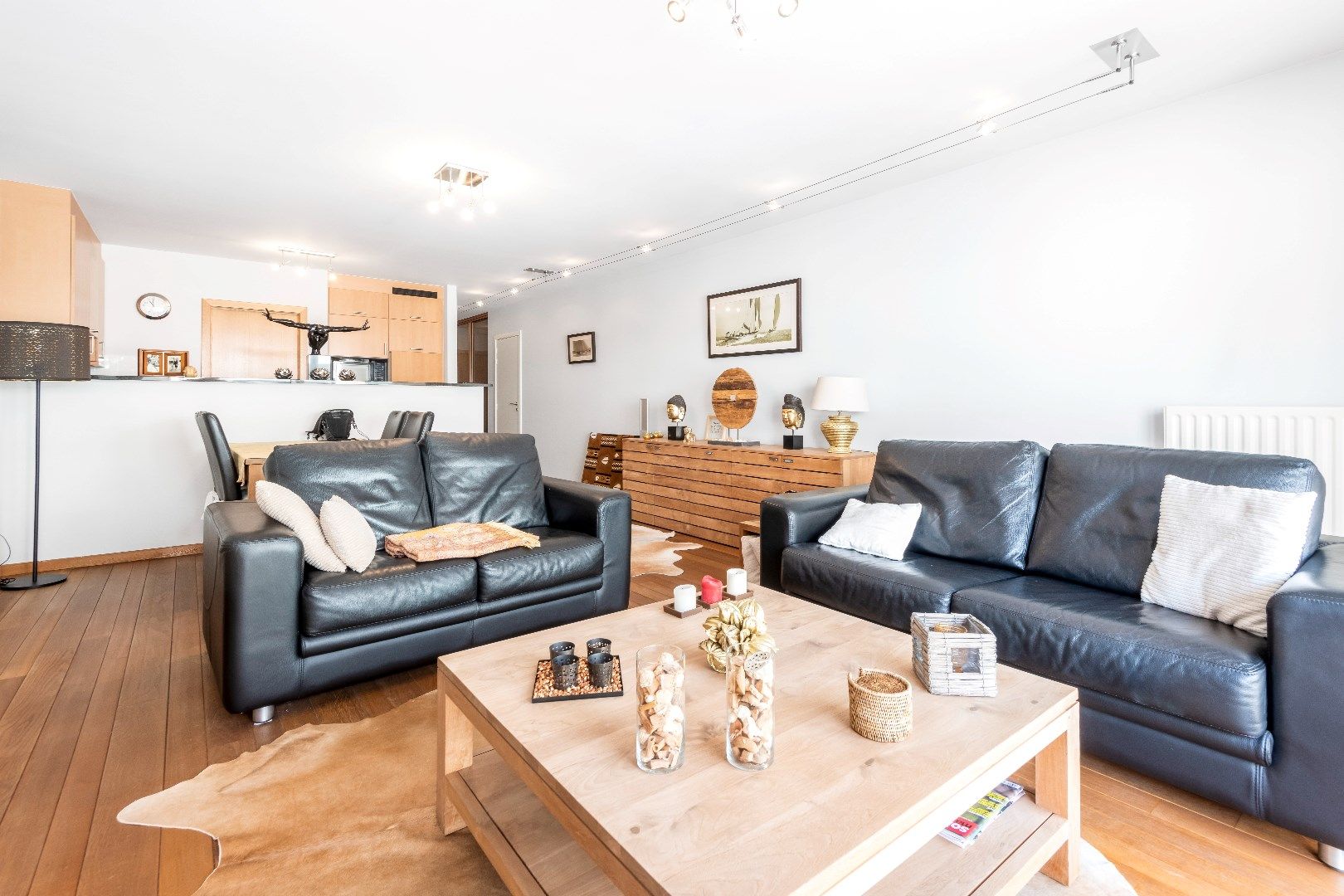 Aangenaam gemeubeld appartement gelegen in het centrum van Knokke. Inclusief inpandige tandemparking.  foto {{pictureIndex}}