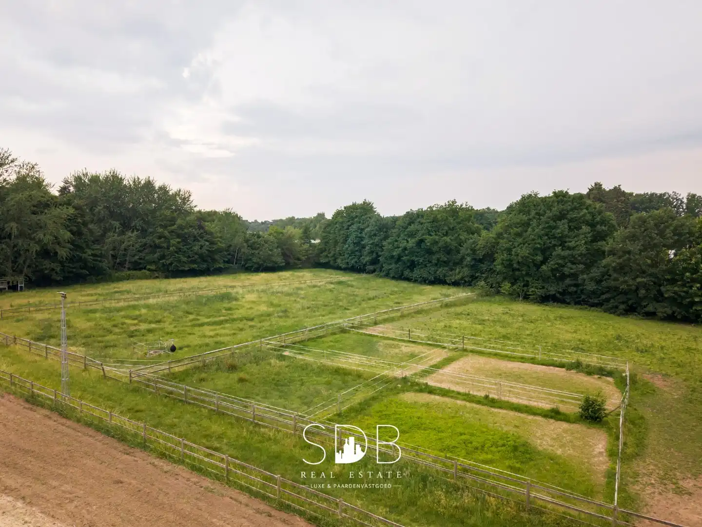 IN OPTIE - Prachtig landhuis met paardenfaciliteiten op 15.804m² foto 8