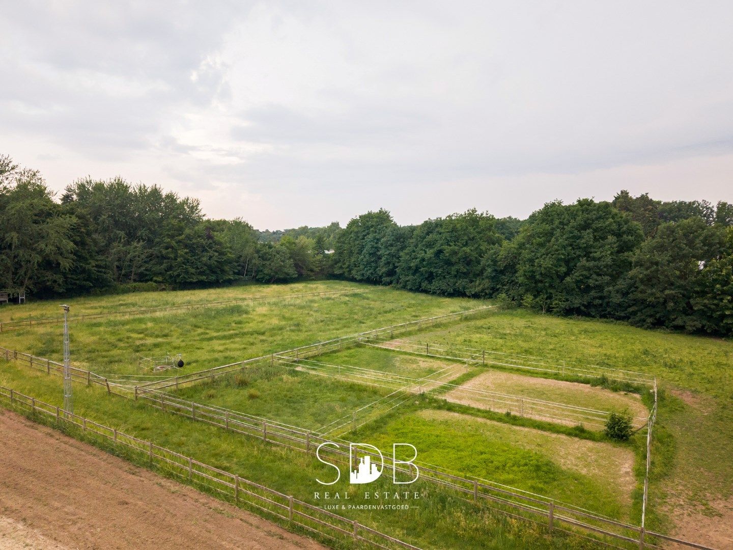 Prachtig landhuis met paardenfaciliteiten op 15.804m² foto 8