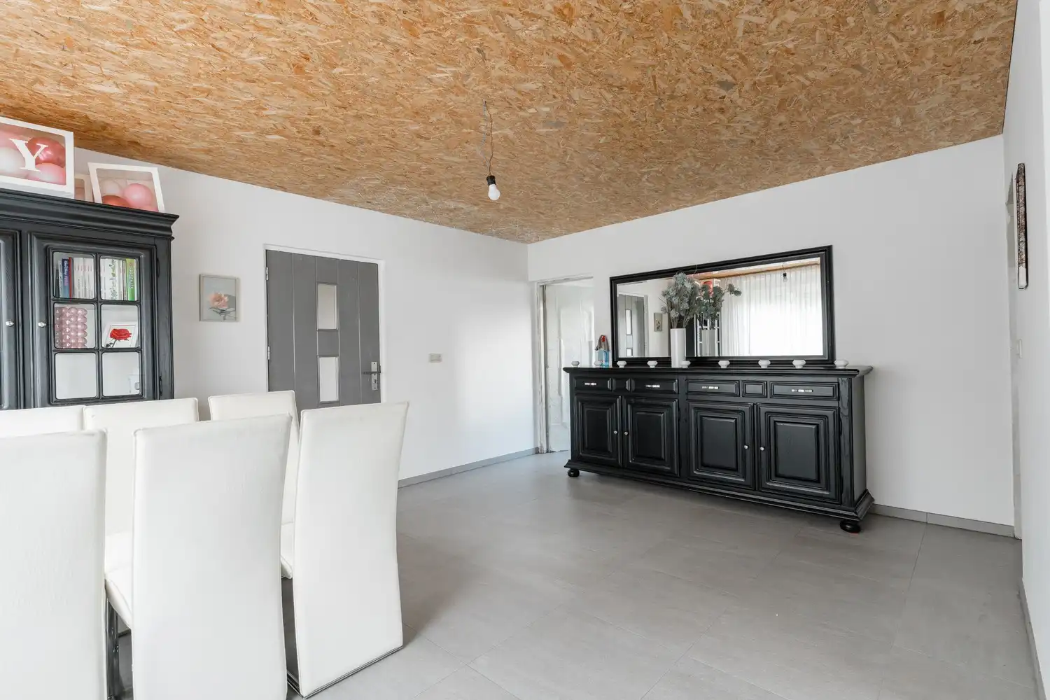 Leuke gezinswoning met 3 slaapkamers nabij de verbindingswegen foto 6