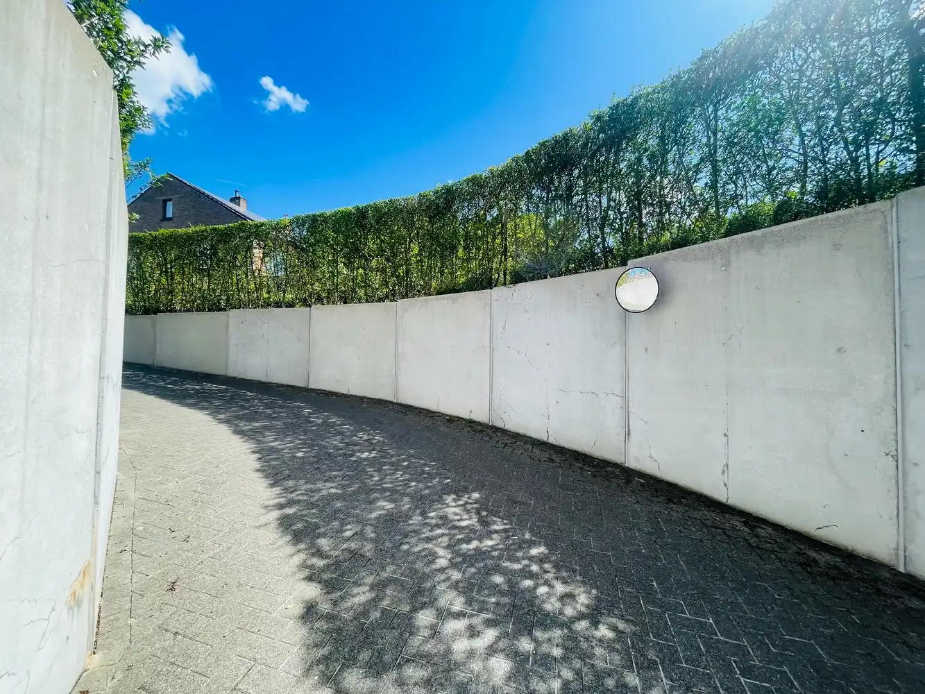 Brugge Sint-Michiels , ruime garagebox te koop in net gebouw. foto 3