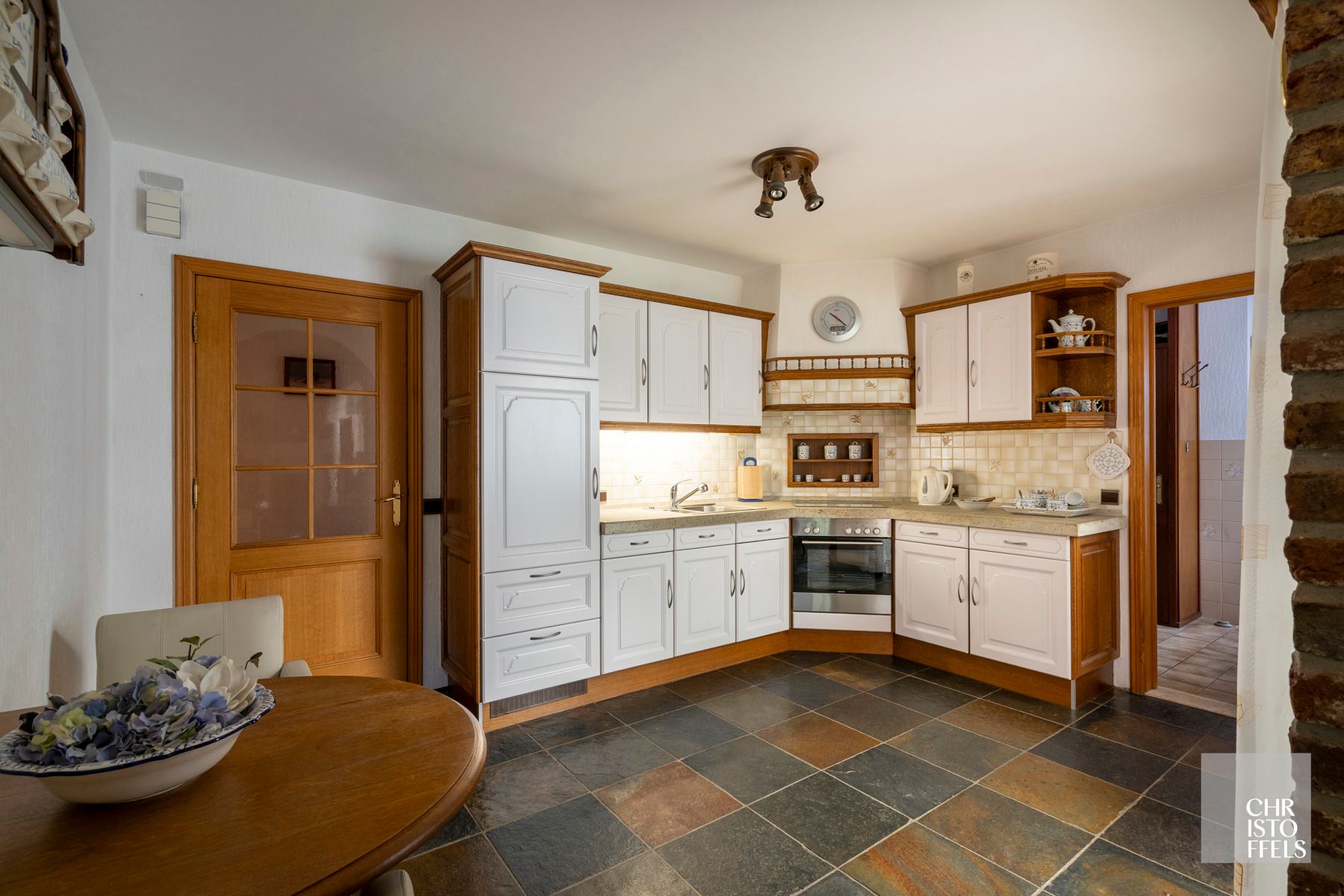 Landhuis met zwembad (243m²) in bosrijke omgeving te Maasmechelen! foto 10