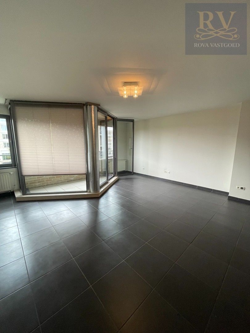 *** IN OPTIE *** LICHTRIJK EN AANGENAAM RUIM APPARTEMENT MET 1 SLPK IN CENTUM LANAKEN foto 6