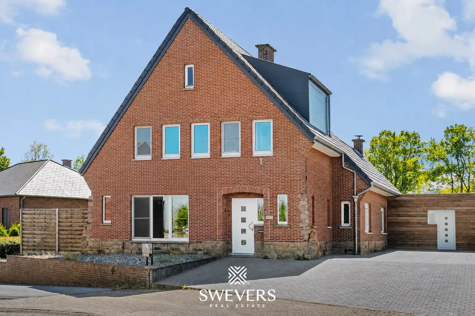 Royale woning met 4 slaapkamers en tal van mogelijkheden foto {{pictureIndex}}